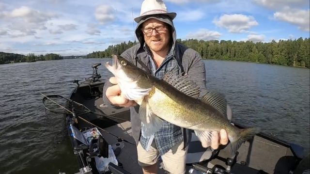 Live now with Fishingstars_Sweden fish at 12 min